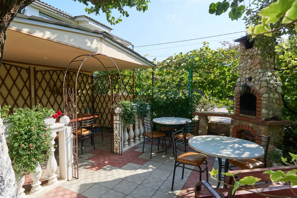 Коттедж Отдельная часть дома с беседкой рядом с парком и пляжем Учкуевка — Севастополь