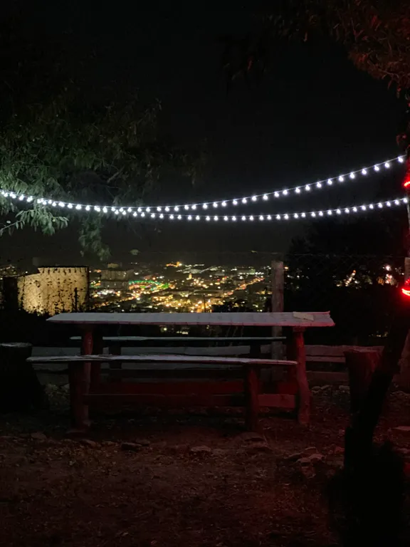 Уютный домик видом на город Дербент 5000 лет и на крепость Нарын-кала