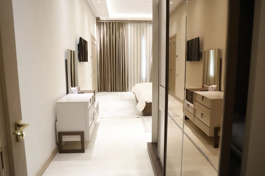 Двухкомнатный номер с king-size кроватью и диваном в гостиной