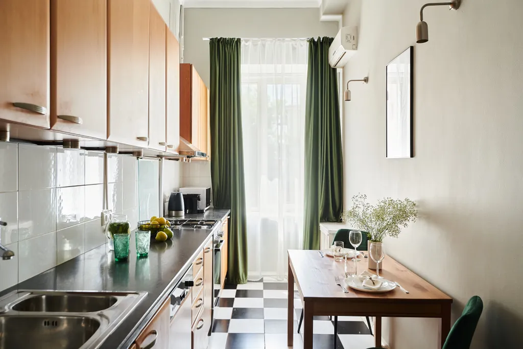 Двенадцать стульев на Тверской