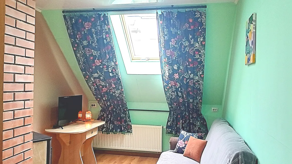 На берегу озера с лебедями, в центре, с камином и антресольным этажом