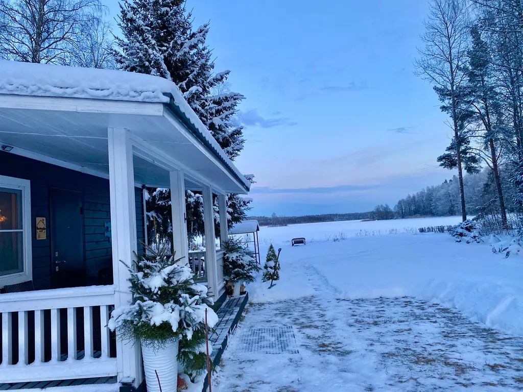 Милый домик у озера с баней