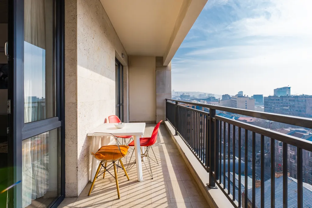 Стильная квартира с балконом у Площади Республики