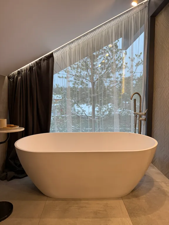 Премиальный загородный дом с теплым бассейном, на берегу