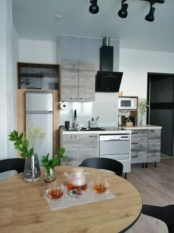 Чистaя cветлая пpоcторная студия cо свежим pемонтом