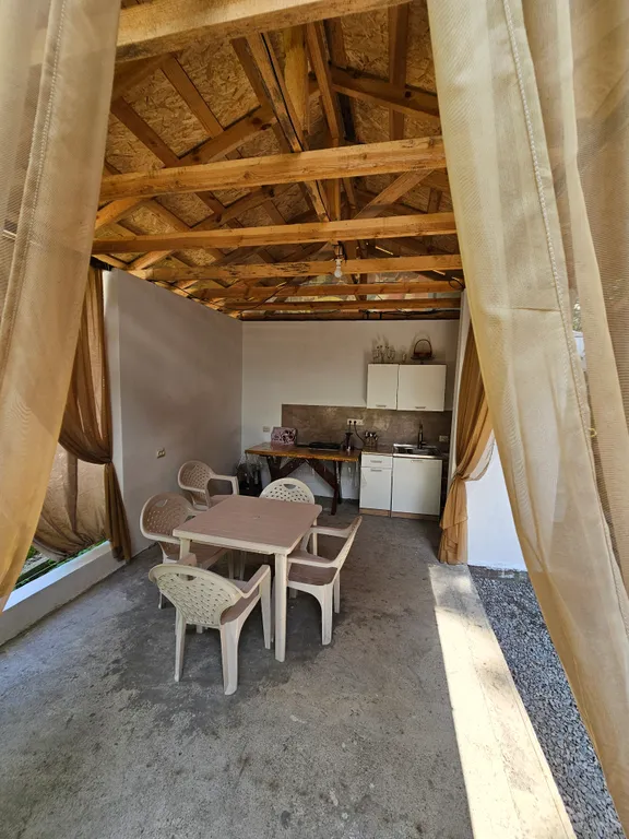 Коттедж Эко домик с парковкой рядом с горной рекой — Гагра