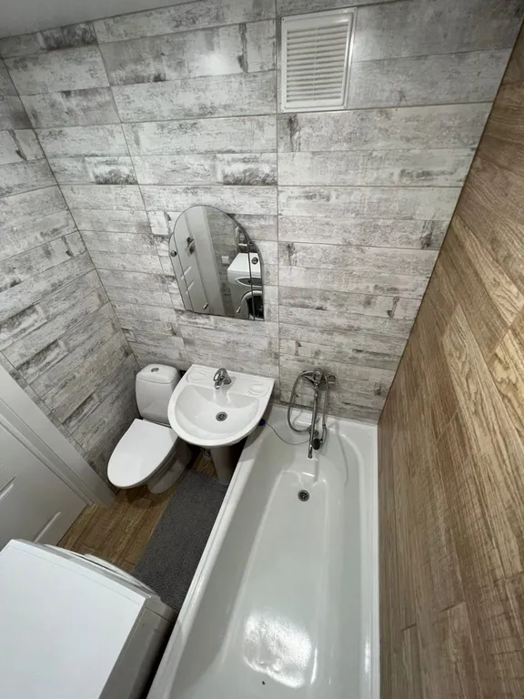 Уютный зелёный двор, окна на 2 стороны