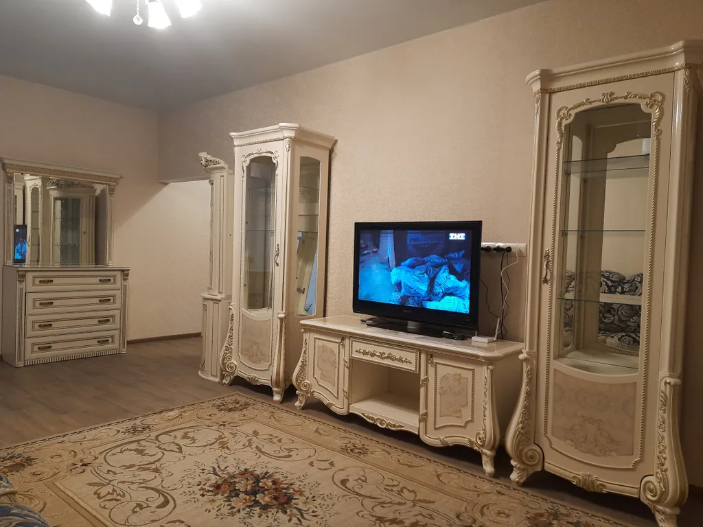 Квартира Большая и современная квартира с балконом — Цемдолина