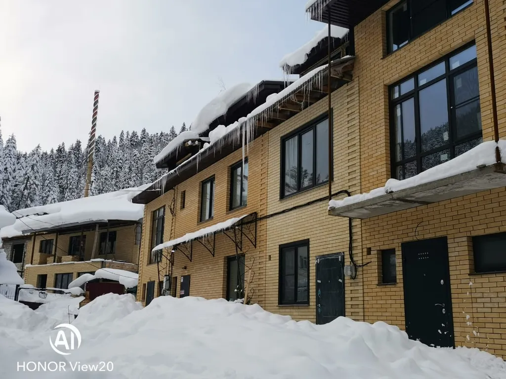 Уютный 3-х этажный коттедж в центре Домбая