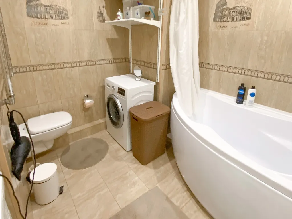 Светлая квартира с панорамными окнами и большой ванной для двоих