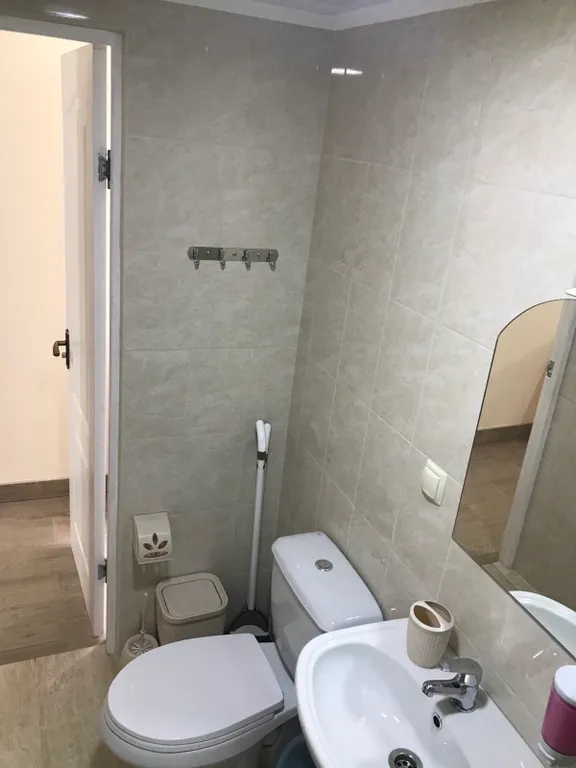 Индивидуальный номер на земле в уютном дворике