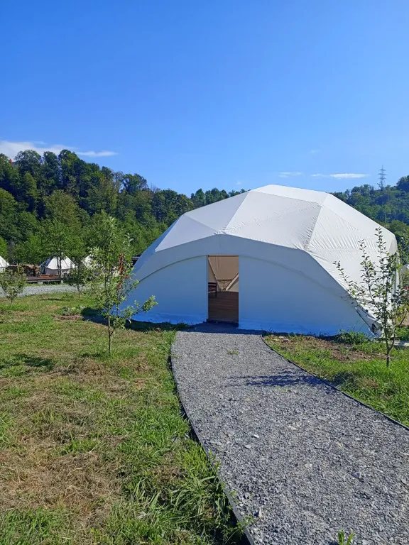 Шатер в саду