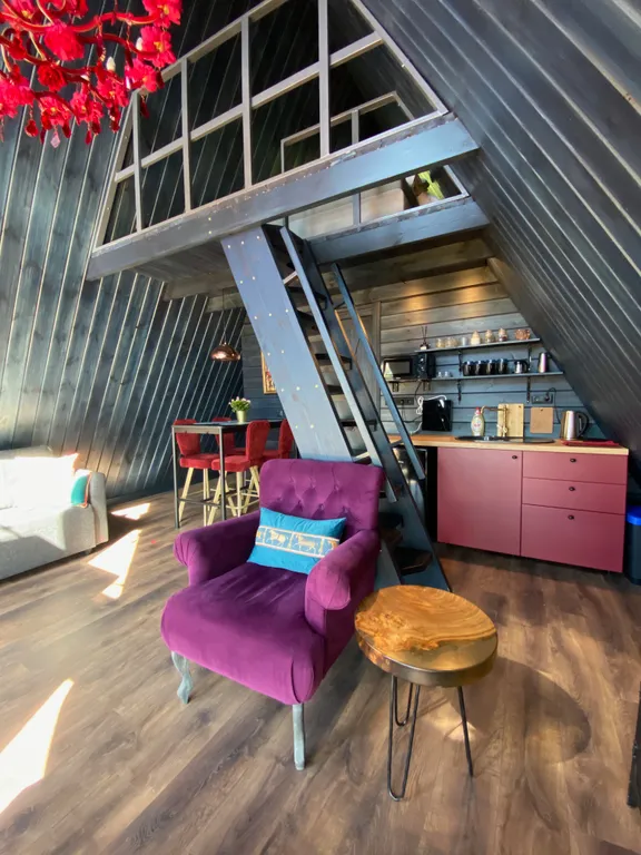 Smaland Musta House на берегу реки