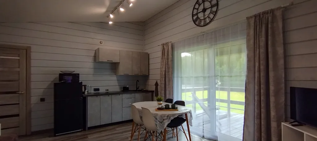 Просторный дом на берегу реки