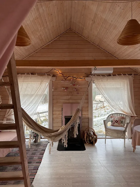 Коттедж Домик Рассвет с панорамными окнами в пол и гамаком — Тосно