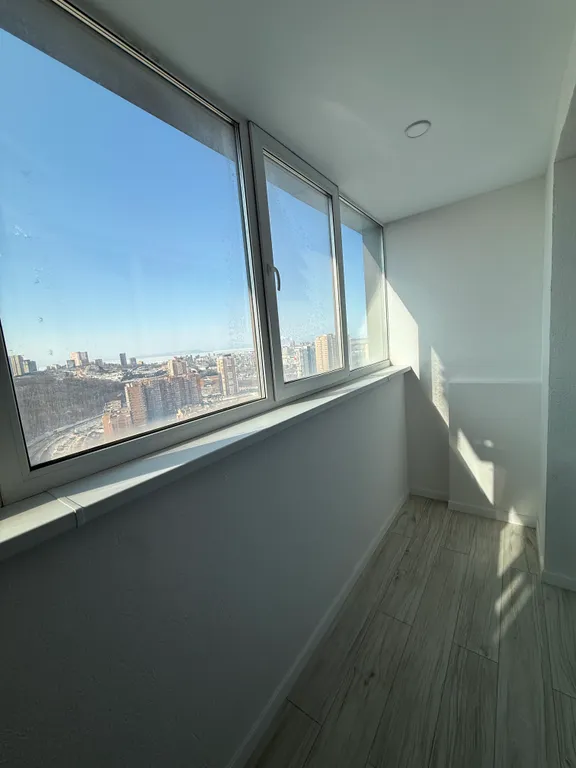 Уютная студия в центре города с видом на лес и море