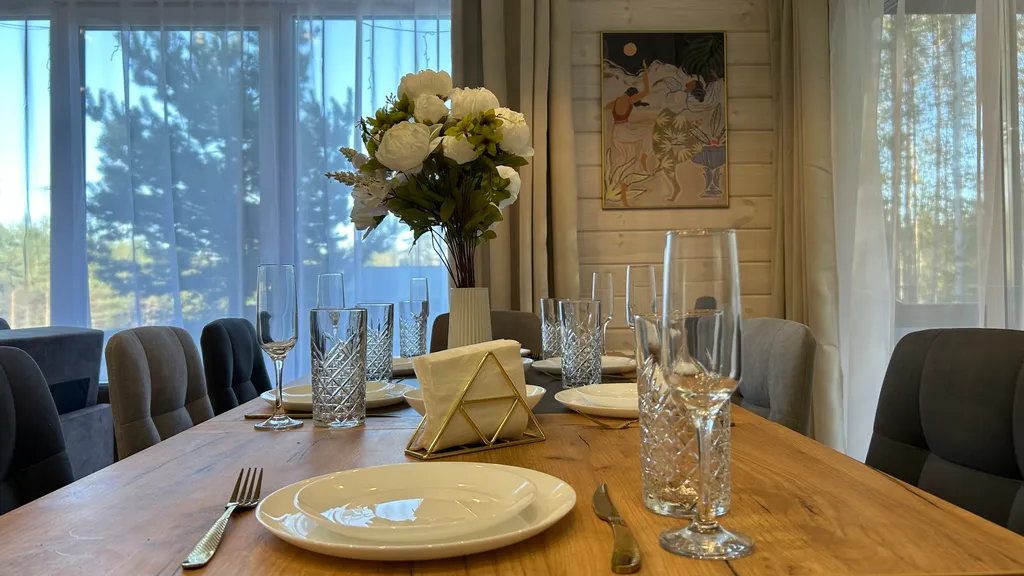 Загородный дом с большой террасой, кострищем и лесом