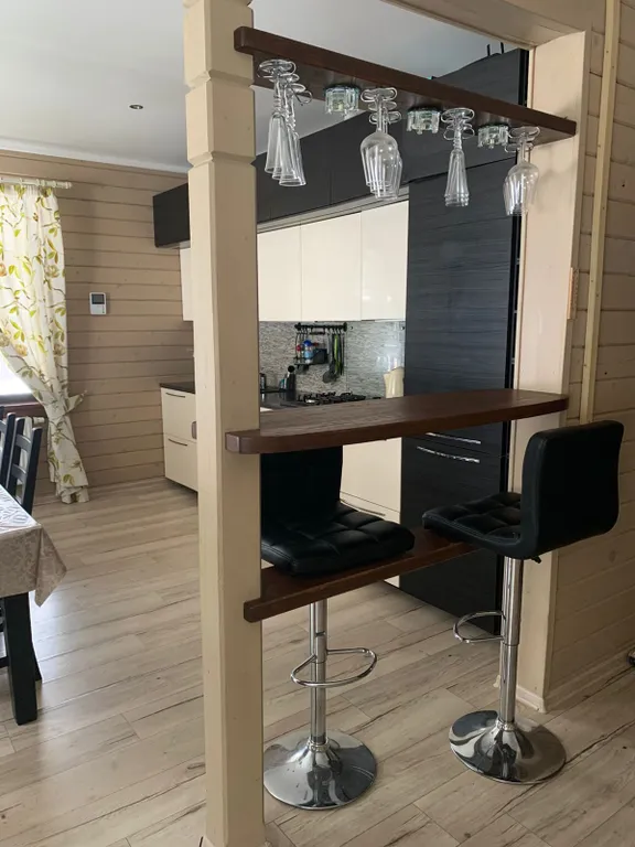 Деревянный 2-этажный коттедж у леса