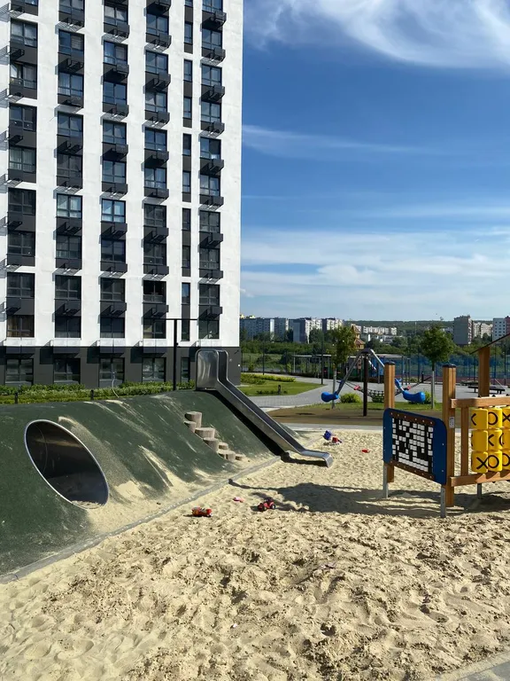 Шикарная квартира рядом трассой при заезде в город, со своей стоянкой