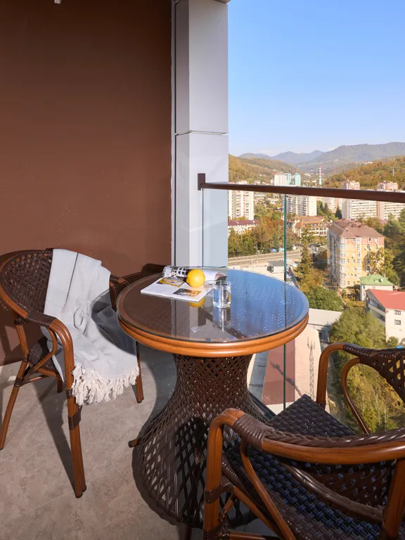 Современная, новая квартира с видом на горы