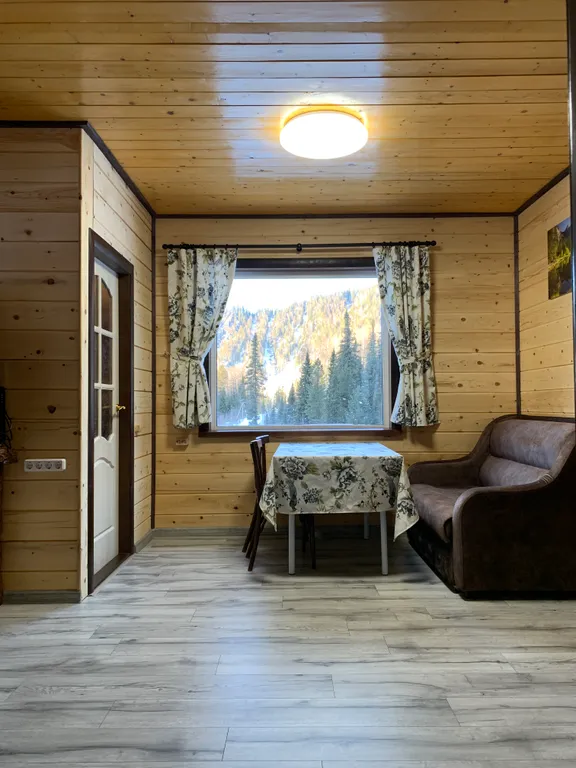 Дом в лесу с видом на горы рядом озеро Телецкое и река Бия