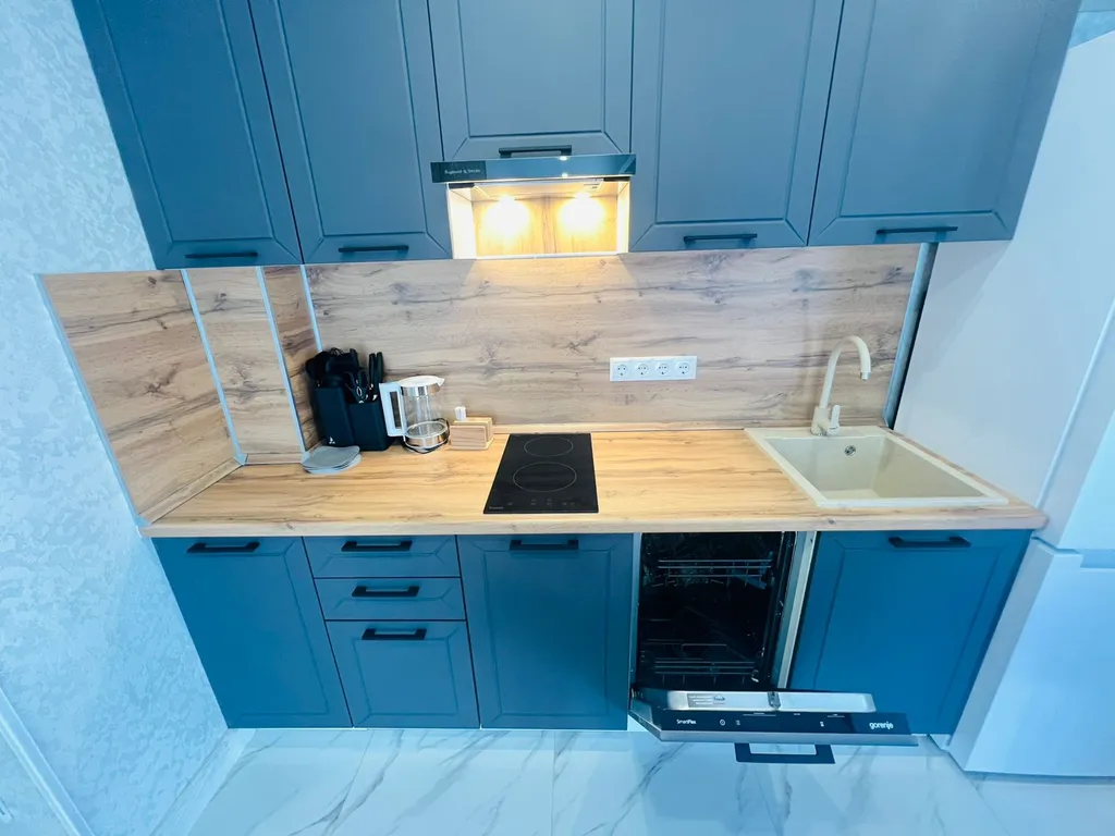 Двухуровневая трёхкомнатная квартира с балконом и бассейном