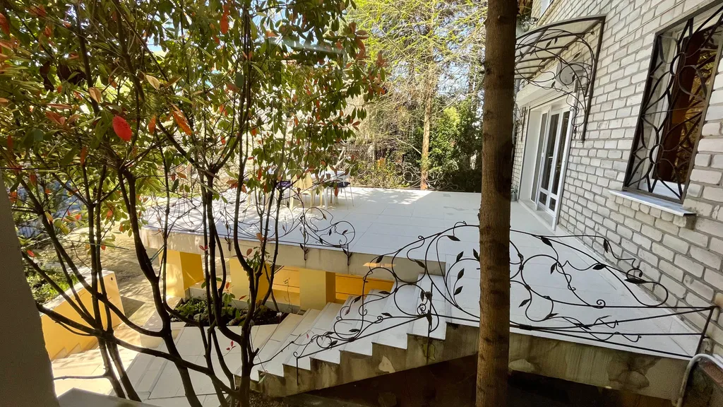 Дом и море через дорогу