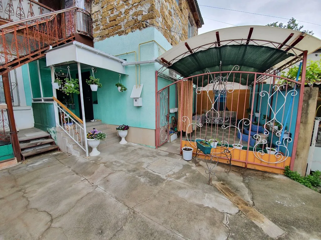 Двухкомнатный дом рядом с театральной площадью в евпатории