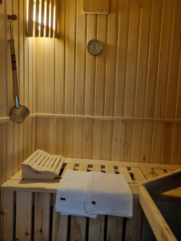 Дом и теннисный корт, сауна, камин недалеко от реки Москвы