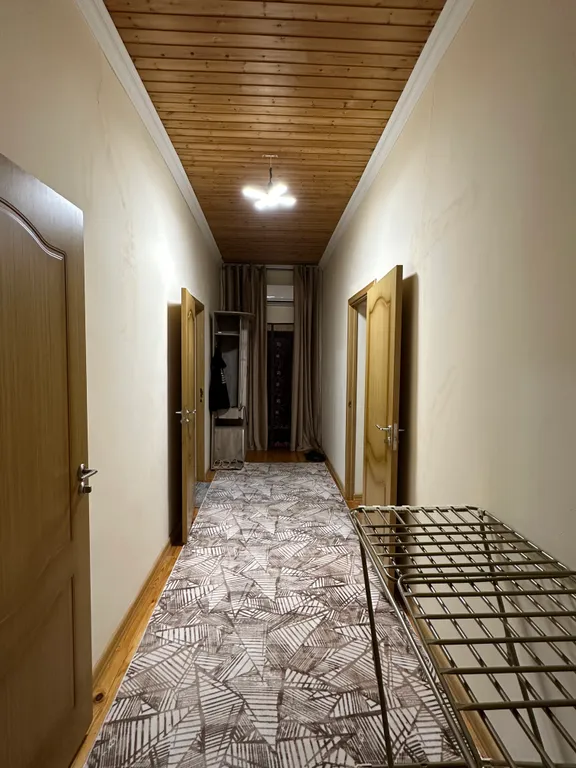 Уютный домик аквамарин у водопада и леса