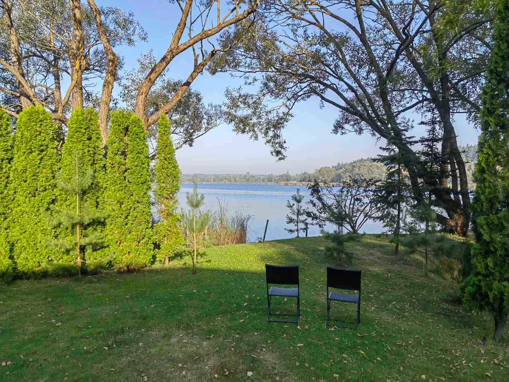 Дом в тихом и живописном месте на берегу озера