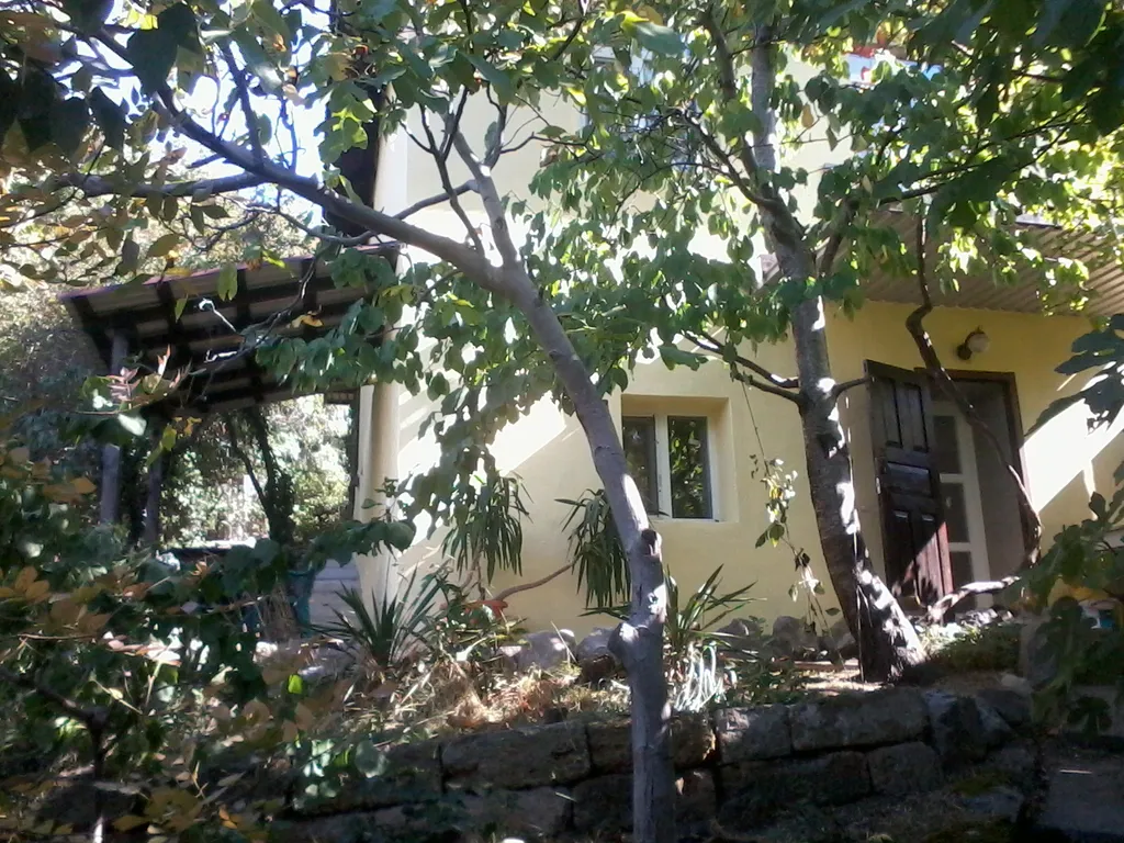 Коттедж Целый этаж в частном доме со своим садом и парковкой — Ялта