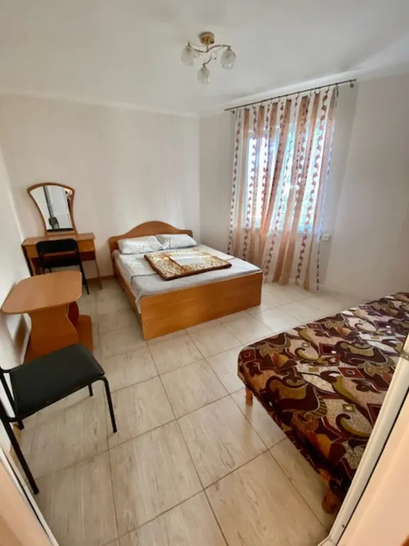 Квартира Семейный номер с общей ванной комнатой — аренда посуточно в Лоо