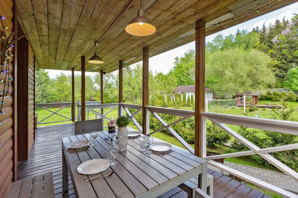 Уютный загородный коттедж у пруда с камином и террасой