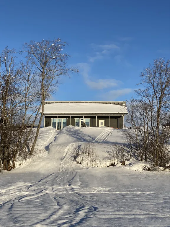 Отдых на берегу озера с видом на горнолыжный курорт и сауной в доме