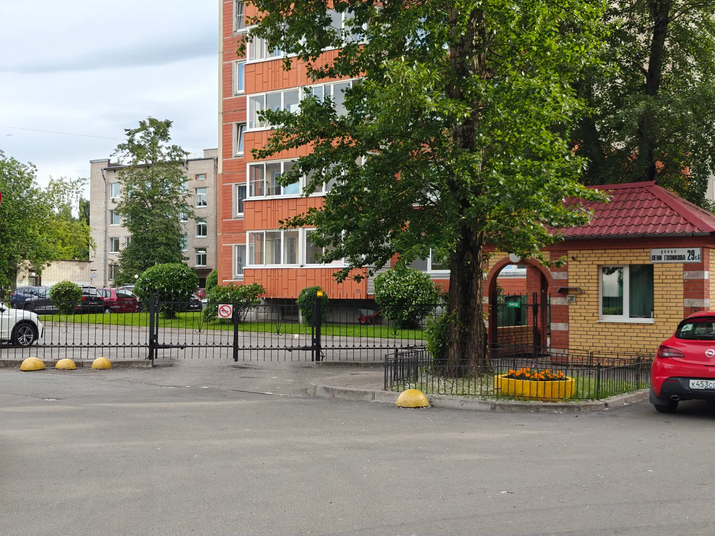 Закрытый двор с охраной