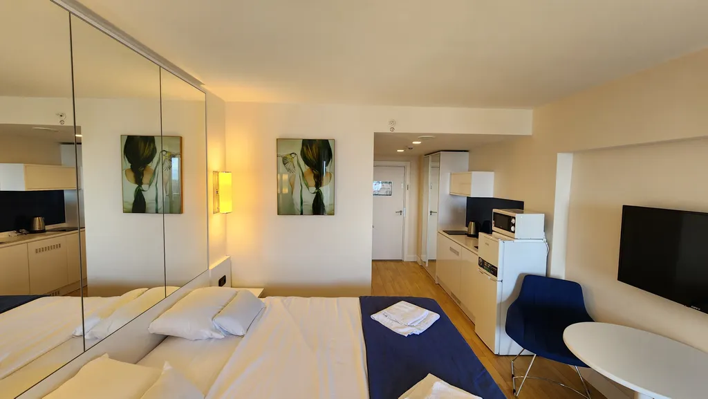 Вид на город и море