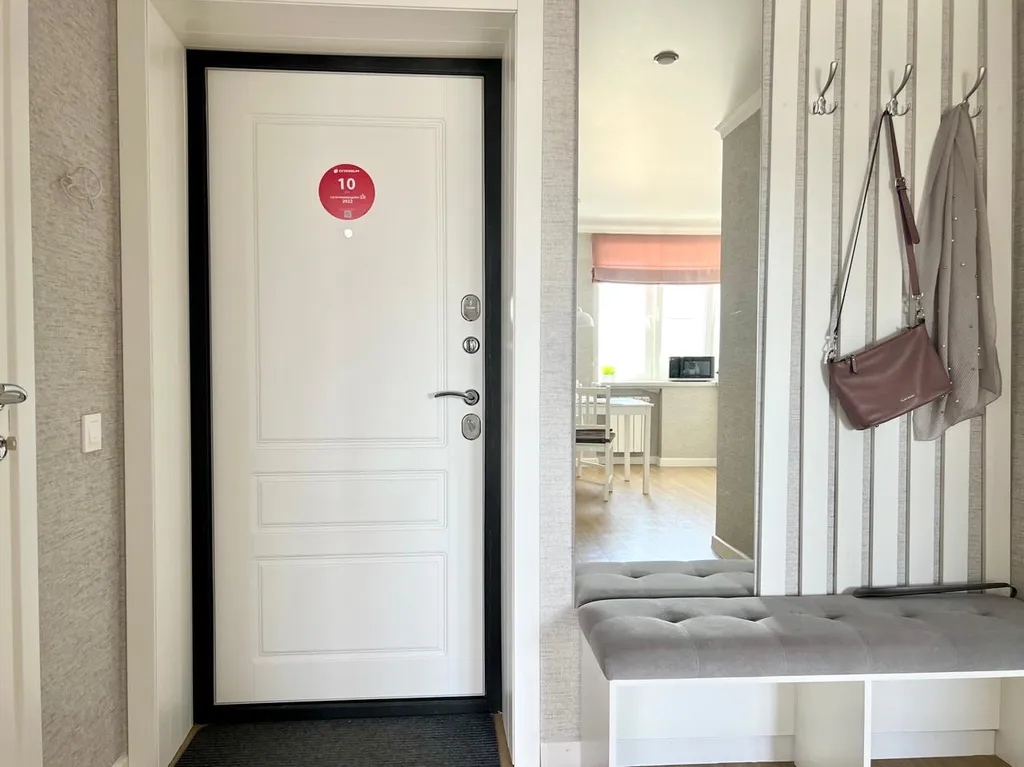 Стильный белоснежный апартамент в центре города, бесконтактный заезд