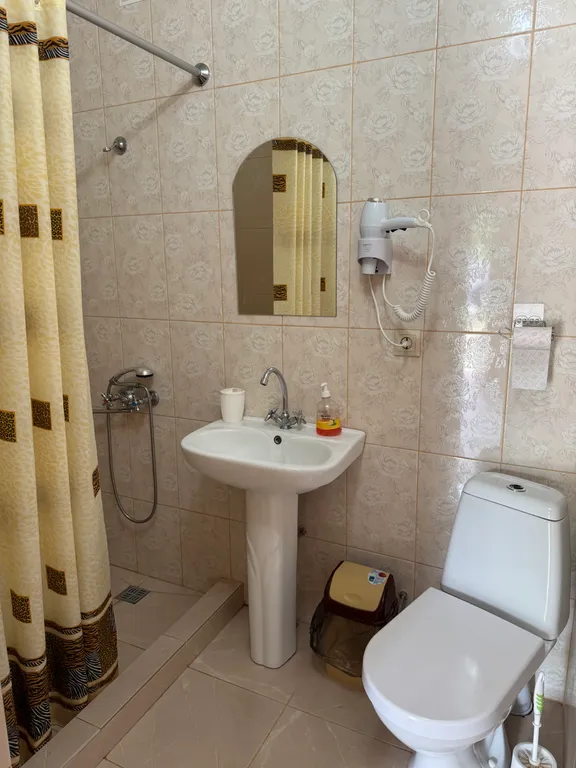 Двухэтажный деревянный коттедж с деревянной отделкой