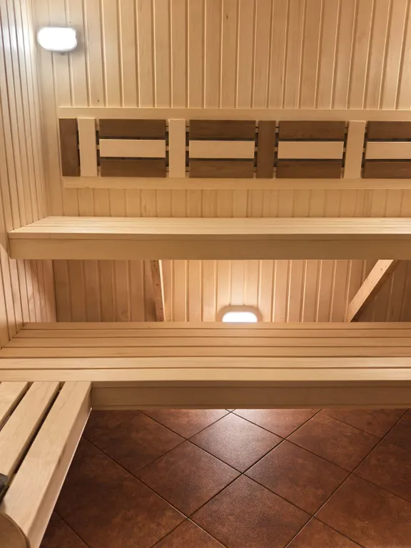 Дом на берегу реки с баней на дровах