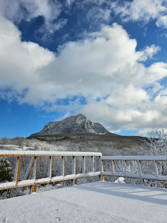 Уютный эко-дом у горы