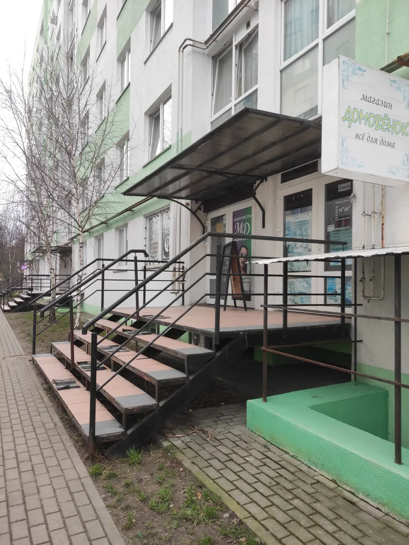 Во дворе Озон, Вайлдберриз, Салон красоты, хозяйственный и продовольственный магазины, круглосуточная аптека 