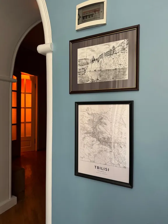 Винтажная квартира с камином в центральном районе Тбилиси, Чугурети