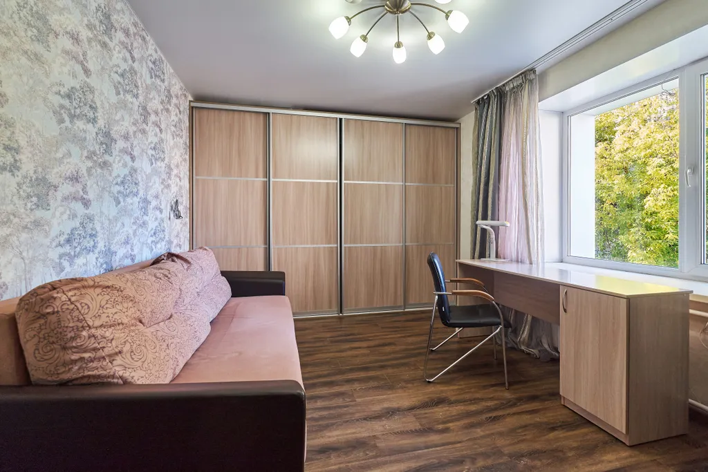 Трехкомнатная квартира у Лагерного сада