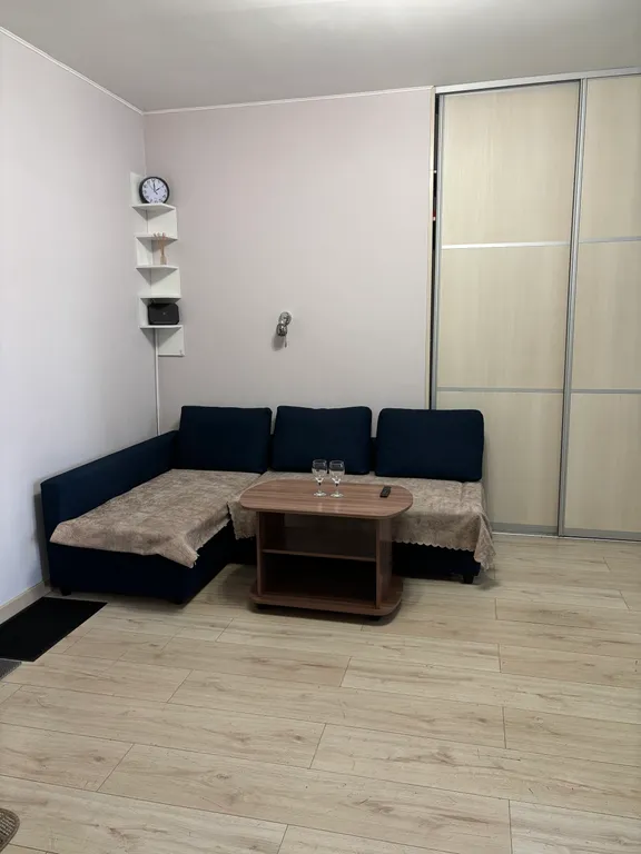 Уютная, чистая квартира в удобном районе, имеется водонагреватель.