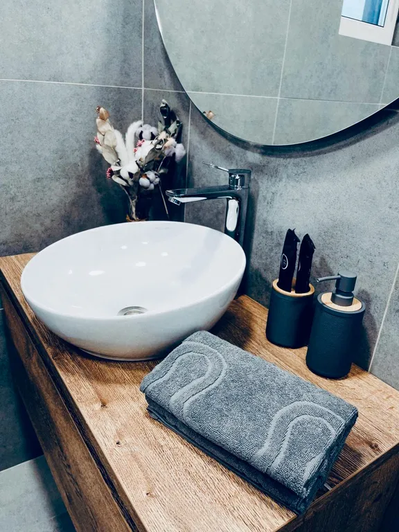 Дом в лесу у озера