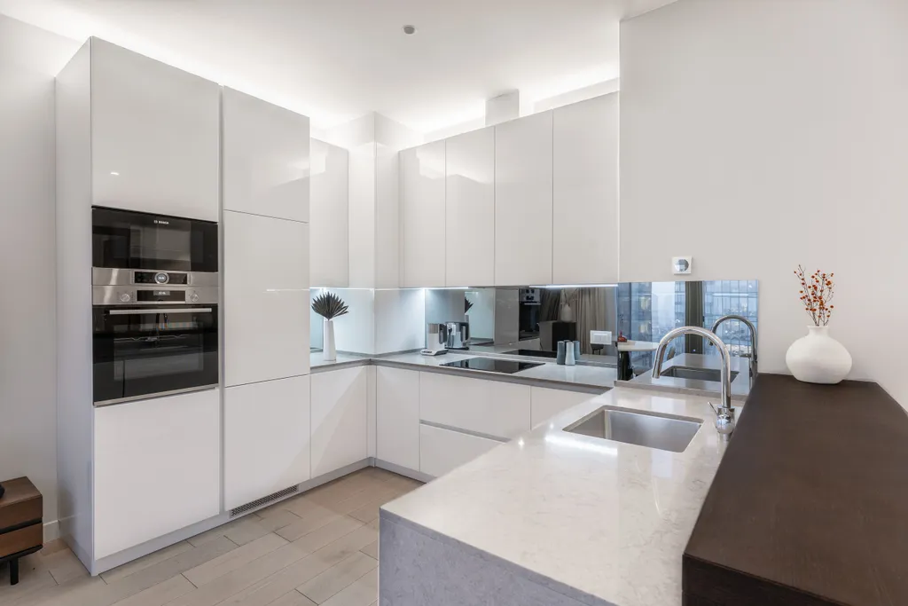 Квартира с угловой спальней и панорамной ванной комнатой