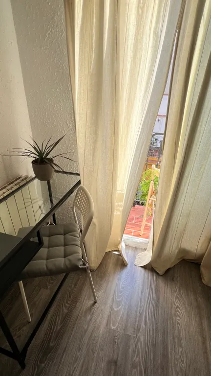 Уютная комната с балконом в центре