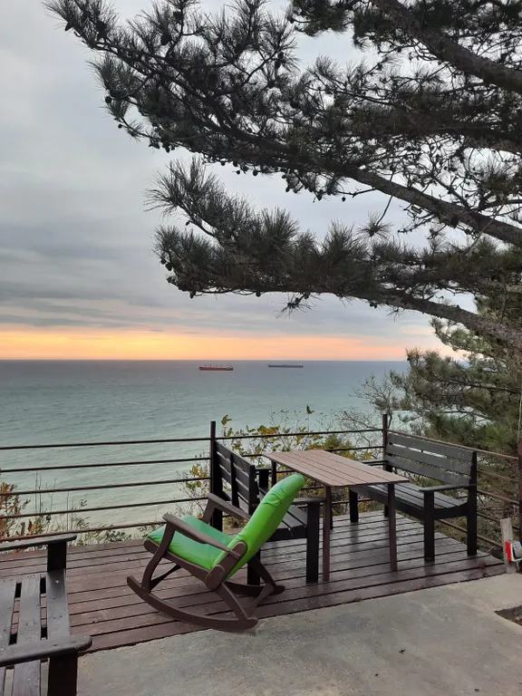 Студия с видом на лес и море