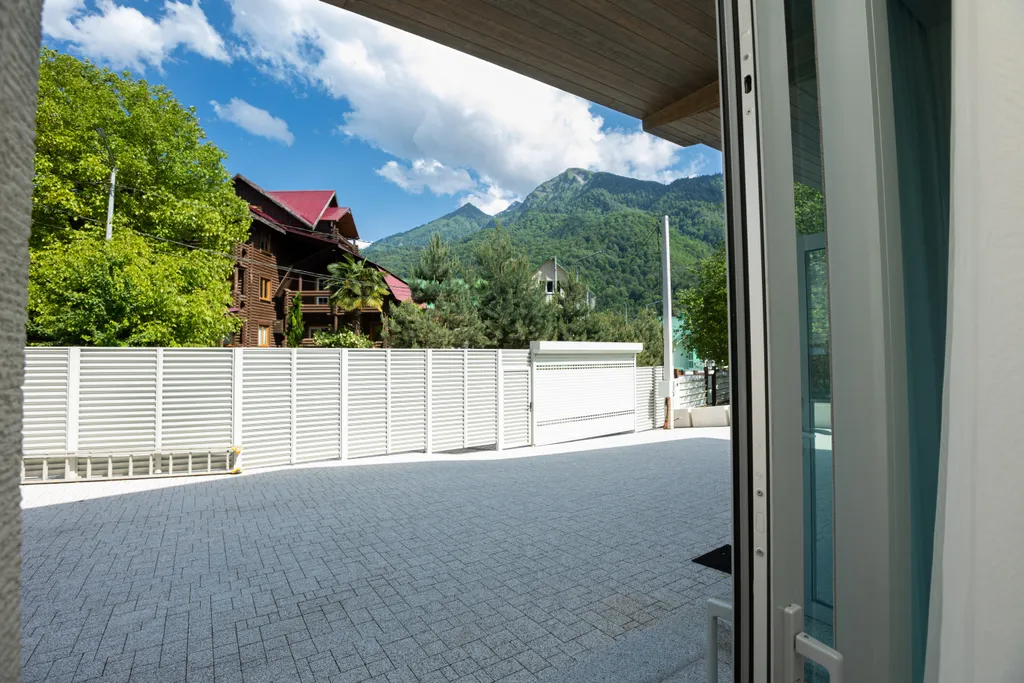 Просторная квартира с живым камином и видом на горы